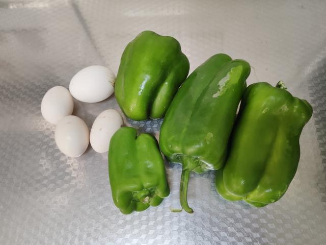 圆椒炒鸡蛋怎么做好吃（入门级做法和做饭新手必备）